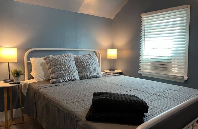 Cozy 5 Bedrooms + 7 BEDS + SmartTVs in every room!