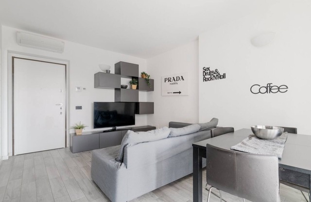 Cozy 50m2 apartment with balcony, located on the seventh floor of a building with a lift, in a residential context surrounded by greenery.The area is very quiet and well connected thanks to local public transport: a 10-minute walk away is the M1 Rossa "B