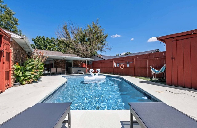 Cozy 5BR Pool House with Hot Tub Near The Lake