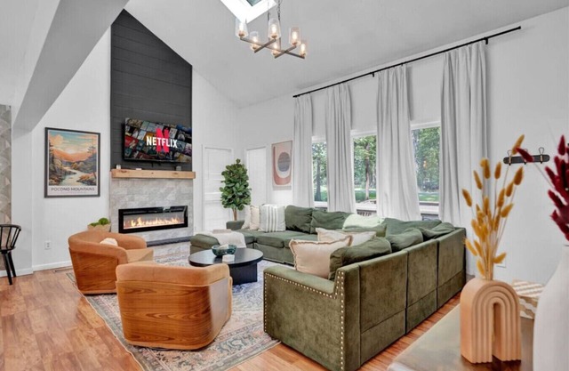 Cozy 5BR, Sleeps 12 w/Hot Tub+Fire Pit+Game Room