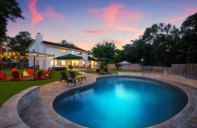Cozy 6-bedroom house with Pool, Game Room, Fire Pit ,Hot Tub, Mini Golf