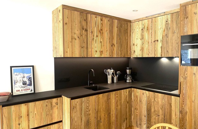Cozy 6-person apartment, 2 baths, near center and pistes, with parking, WiFi, and mountain views