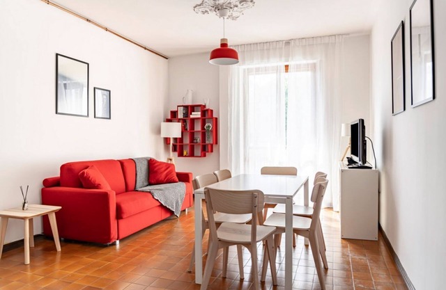 Cozy 80 sqm apartment located on the first floor of a building with a lift, ideal for hosting up to 6 people.Located in Garda, the accommodation boasts a strategic position: the beach is just a 2-minute walk away, while the city center can be easily reac