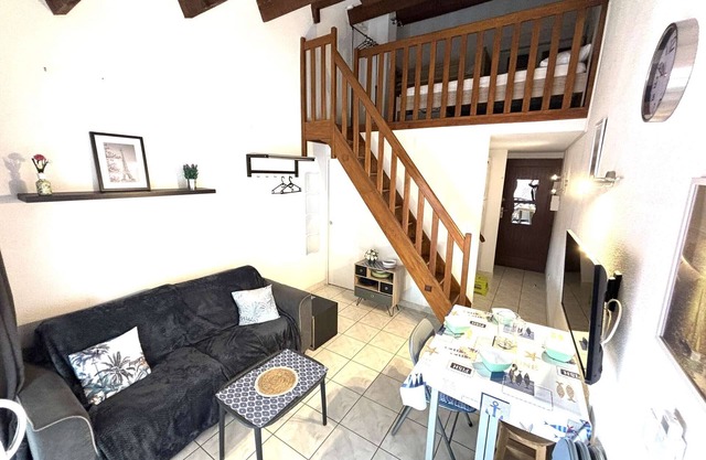 Cozy A/C Studio Mezzanine, Beach 400m, Shops Nearby, Sleeps 4, Terrace, Parking