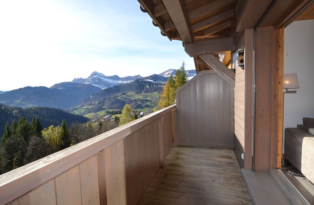 Cozy apartment with balcony and private parking