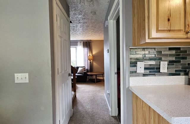 Cozy Alaskan home in quiet neighborhood: pet friendly with a fenced backyard!