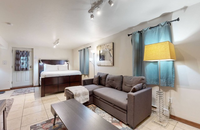 Cozy Alpine Studio w/High-End Mattresses, Hot Tub & Full Kitchen