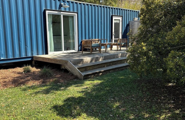 Cozy and Comfortable Shipping Container House -Pet Friendly-Easy Walk to Beach