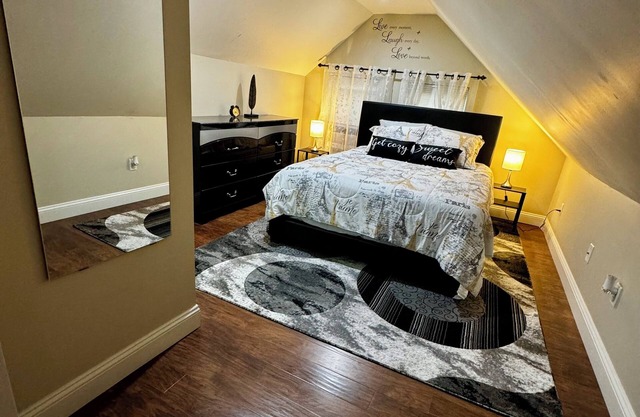 Cozy and modern apartment. Only 5 mins from Newark airport and 30 mins to NYC