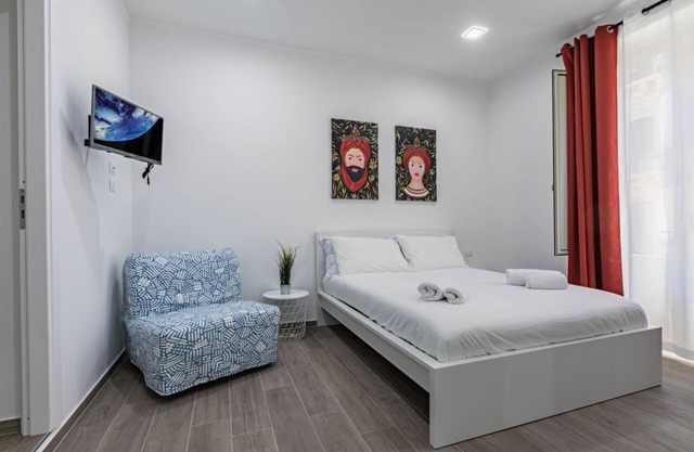 Cozy and modern apartment of about 40 sq m, able to accommodate up to 3 people, located on the 1st floor of a renovated building with no lift. The property is located in the center (NO ZTL - Traffic Restricted Area), just a 5-minute walk from the Politea