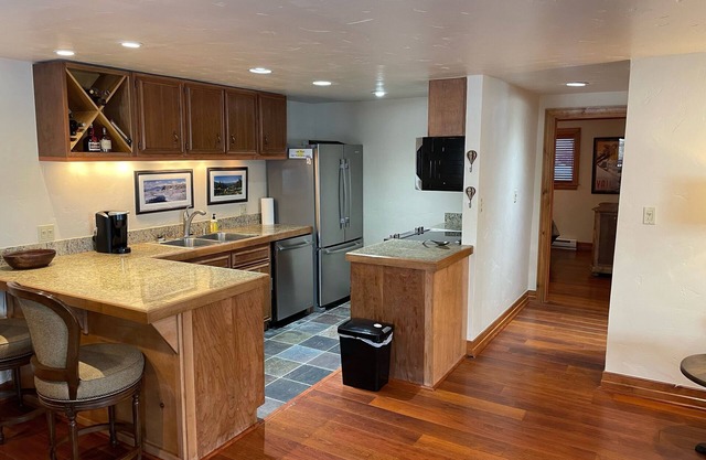COZY AND PEACEFUL WEST VAIL, HUGE PRIVATE DECK, WALK TO BUS STOP