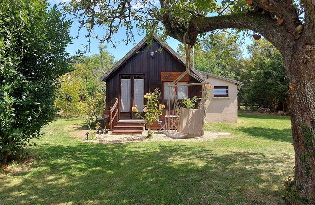 Cozy and romantic chalet with terrace in Eure-et-Loir