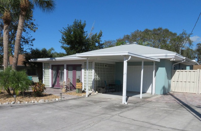 Cozy and spacious cottage with a short walk to the beach!