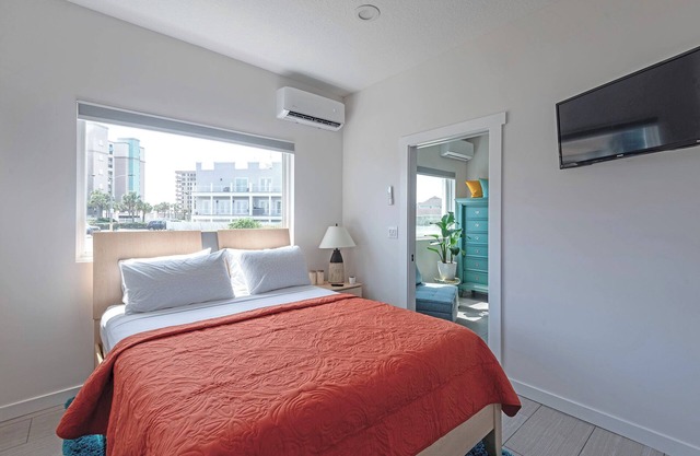 Cozy Apartment Steps to the sea - 2 bd - 2 Bathrooms - No stairs