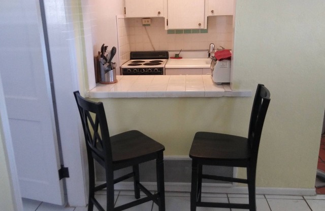 Cozy apartment 1 bedroom, three block walk to the beach