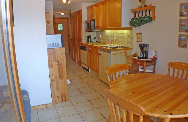 Cozy apartment with balcony, parking, and pets allowed