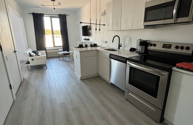 Cozy apartment in lovely Elizabeth with WiFi, fitness room, AC