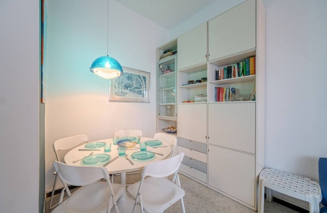 Cozy apartment is located in a strategic position to visit the renowned Ligurian Riviera, suitable for families or groups of friends. Convenient for visiting the nearby towns of the Gulf of Tigullio, such as Chiavari, Santa Margherita and Portofino up to