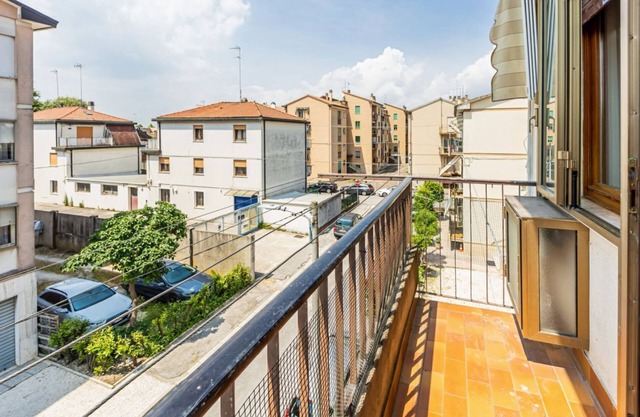 Cozy Apartment near Venice with Balcony!