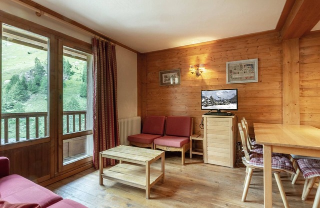 Cozy Apartment with Warm Tones, WiFi, and Balcony in La Roche des Fours Residence