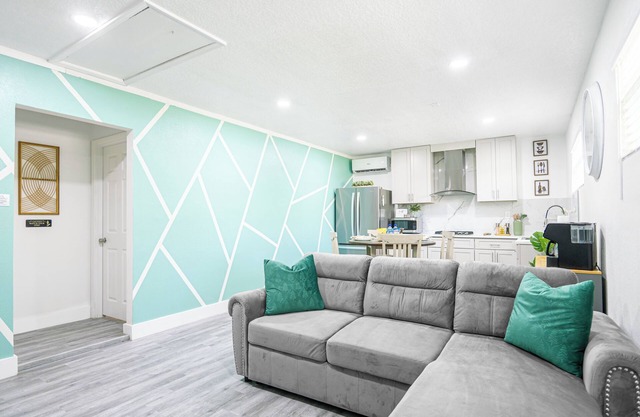 Cozy APT~ 1-bedroom with additional pull out Sofa bed, Patio and Firepit & more!