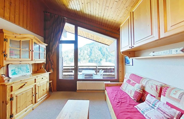 Cozy apt 5 people, 300m from center, parking, pets allowed