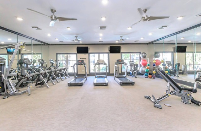 Cozy Apt Retreat Near the Galleria Houston balcony pool all amenities included!