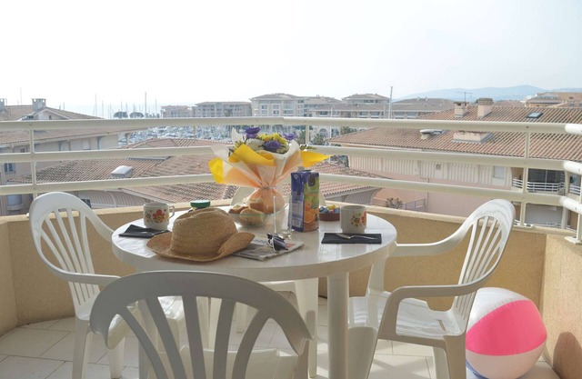 Cozy apt with loft, terrace and parking in Fréjus