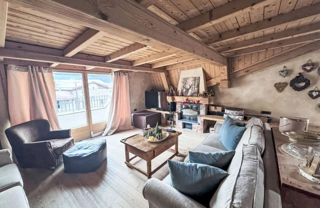 Cozy attic room. WIFI, hot tub, balcony, pets allowed and parking space