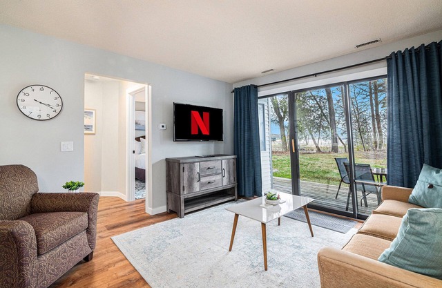 🏖️ Cozy Bayview 1BDR Walk-out Condo @ The Shores ➠ 5660