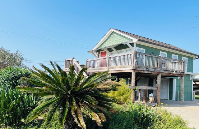 Cozy Beach Bungalow for Couple