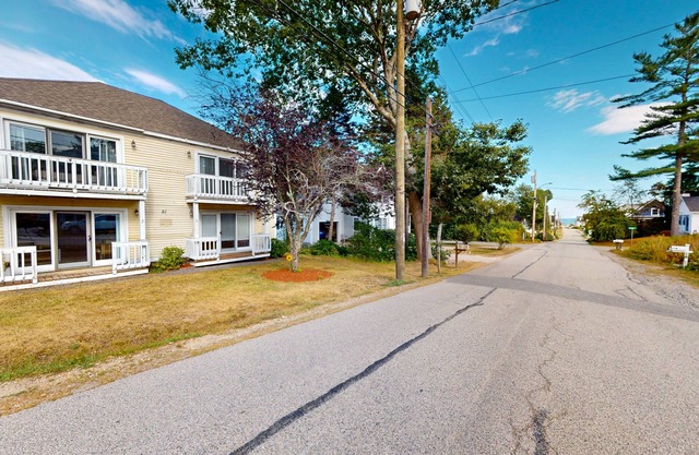 Cozy Beach Condo: Easy Walk to the Best Part of the Beach & Top Restaurants