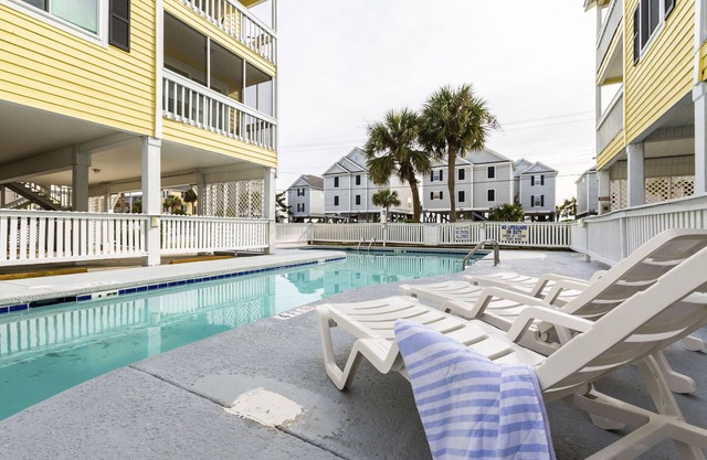 Cozy Beach Condo w/Pool Access