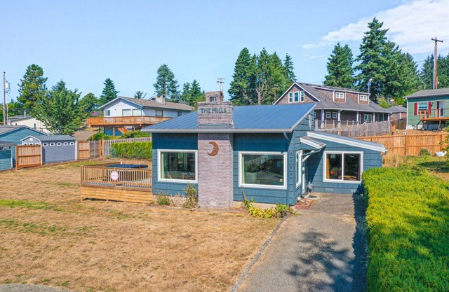 Cozy Beach Cottage-Hot Tub-BBQ-Dogs OK