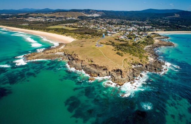 Cozy beach house in the heart of town. Walk to beach and cafes