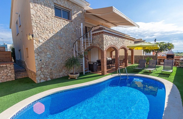Cozy beach town villa for 8 - no car necessary!