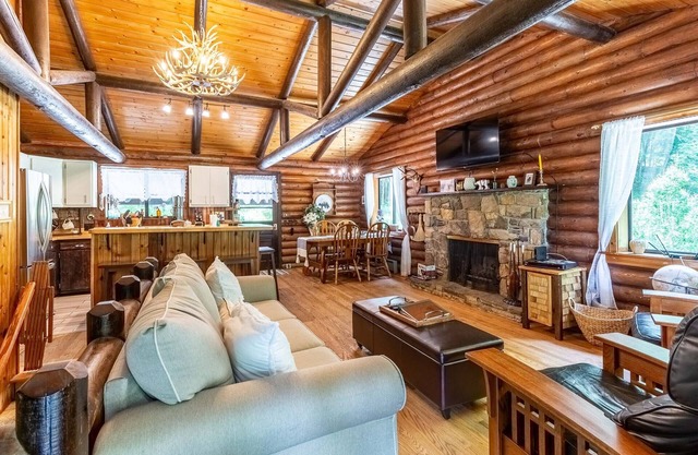 Cozy Bear and Bee - A Peaceful, Creekside Cabin with a Hot Tub Located Close to it All!