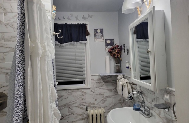 Cozy bed & breakfast in charming Roselle with AC, WiFi