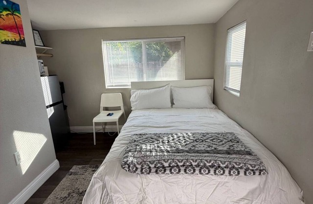Cozy bedroom with private entrance in charming Poway with WiFi access