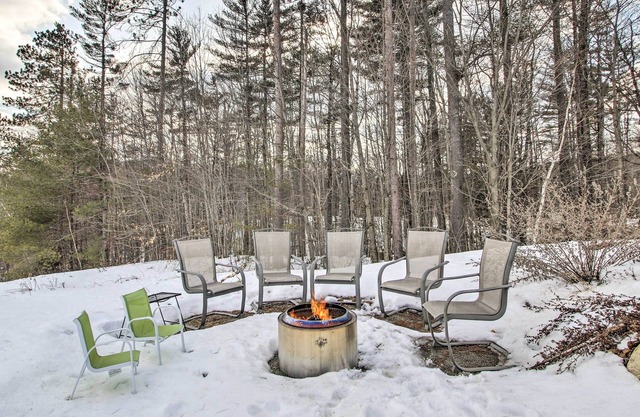 Cozy Bethel Escape w/ Views < 10 Mi to Ski!