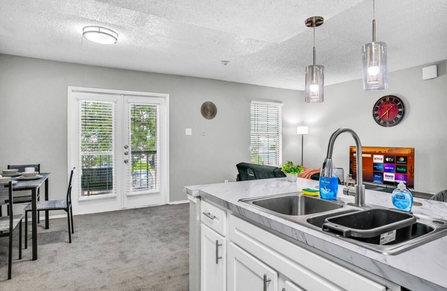 Cozy Brand New Studio · 1 Bath + Gym 604