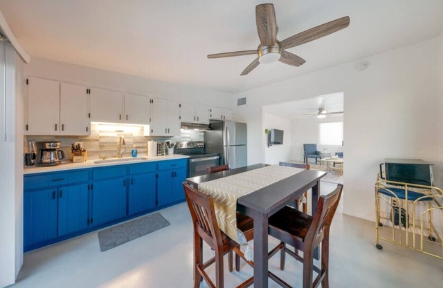 Cozy & Bright/2 BR 1 BA/Spotless/Central