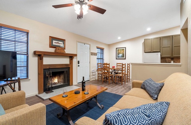 Cozy Bungalow-Fireplace-Free Daily Tickets-Walk to Table Rock-Peaceful Ozarks Views