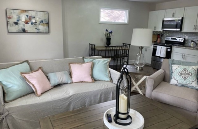Cozy bungalow w/deck- 5 minutes from Riverfront