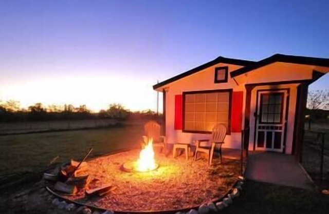 Cozy Cabin 5 min from Waco, 10 from Baylor, 15 from Silos