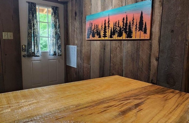 Cozy cabin close to Summersville Lake and the New River Gorge National Park!