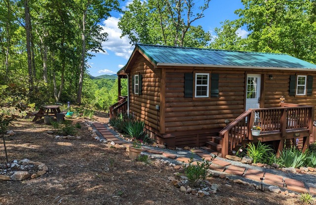 Cozy cabin for 2 w/great mt views & walking trails!