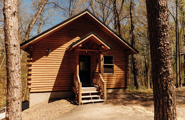 Cozy cabin for up to 6 guests - Hocking Hills - Firepit -Hot Tub - Wifi