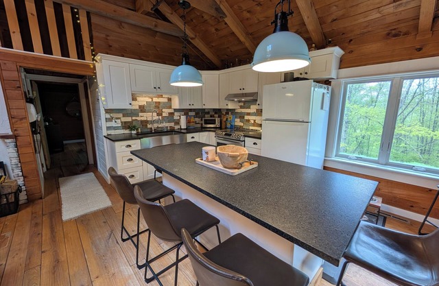 Cozy Cabin Getaway Minutes to Slopes, Trails& Town