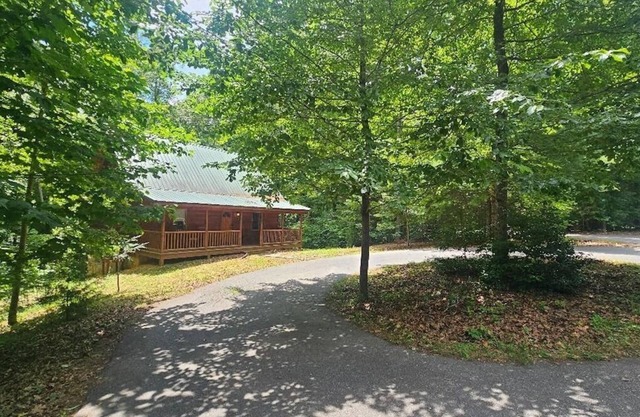 Cozy cabin in a beautiful rustic community w lakes, mountains, wineries & more.